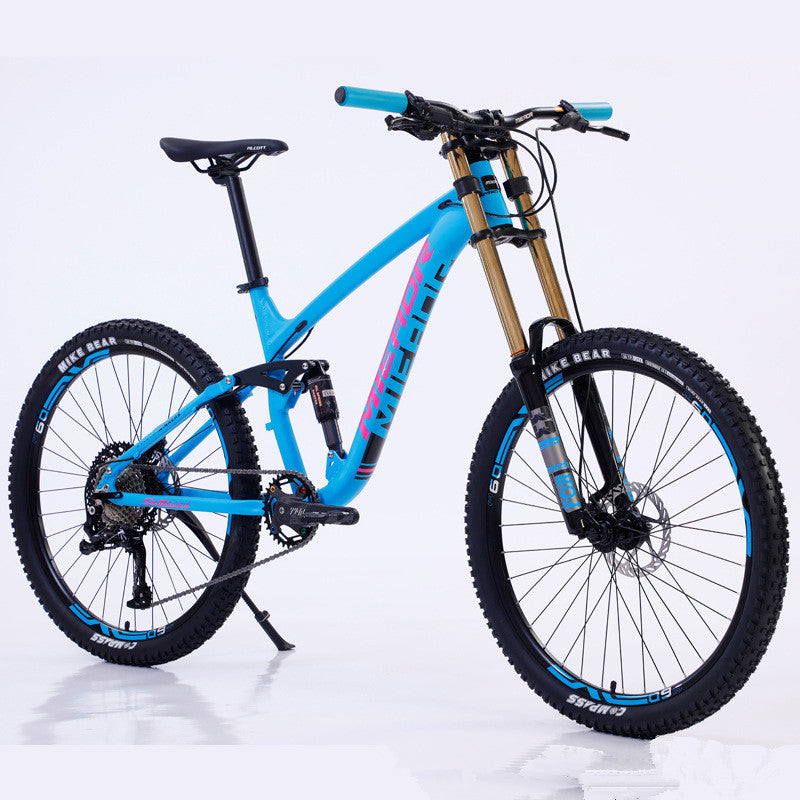 Vélo de montagne bleu et rose avec pneus cramponnés, fourche dorée et guidon noir sur fond clair.