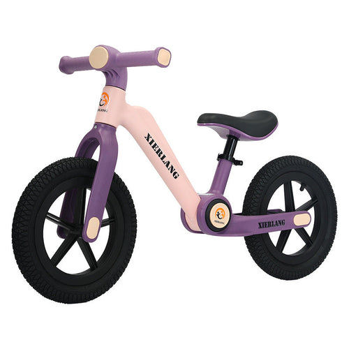 Vélo d’équilibre violet pour enfant avec roues noires et selle noire, fond blanc.
